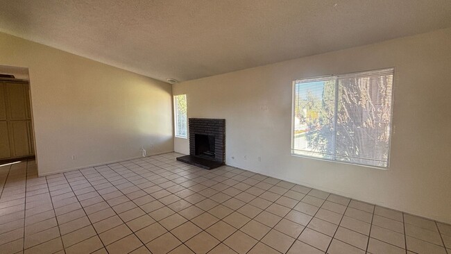 Building Photo - Two Bedroom, Two Bathroom Duplex in Centra...