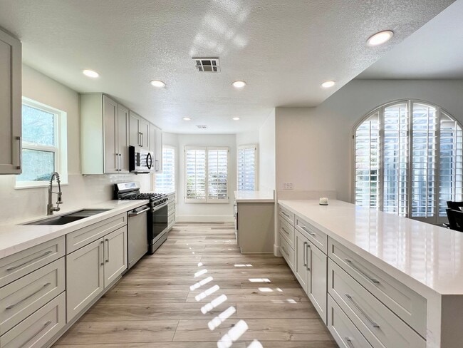 Building Photo - Stunning renovated 3BD/2BA, furnished sing...