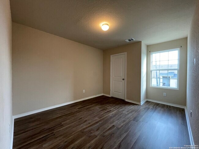 Foto del edificio - 6207 Golden Valley Dr