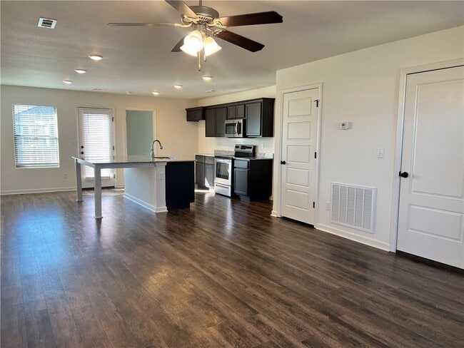 Building Photo - 820 S Parrot Ln