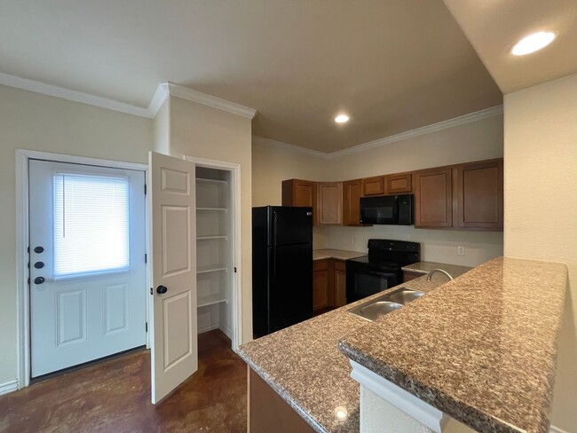 Building Photo - Townhome for rent