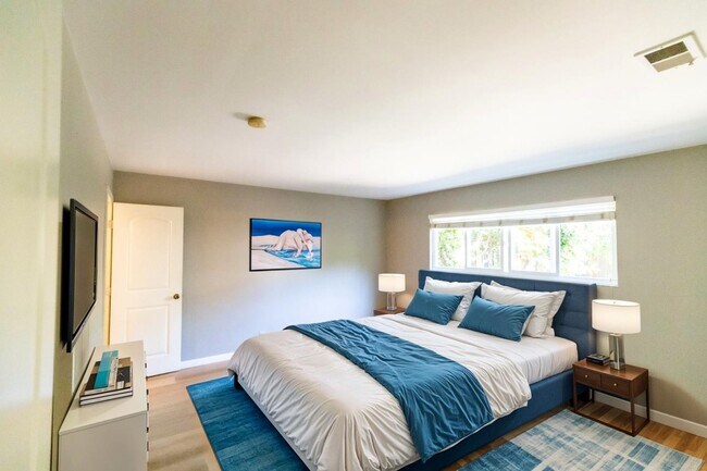 Building Photo - 38390 Bronson St