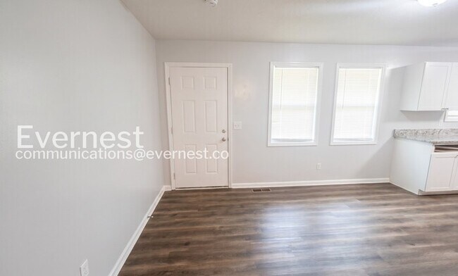 Building Photo - 715 W Creek Cir