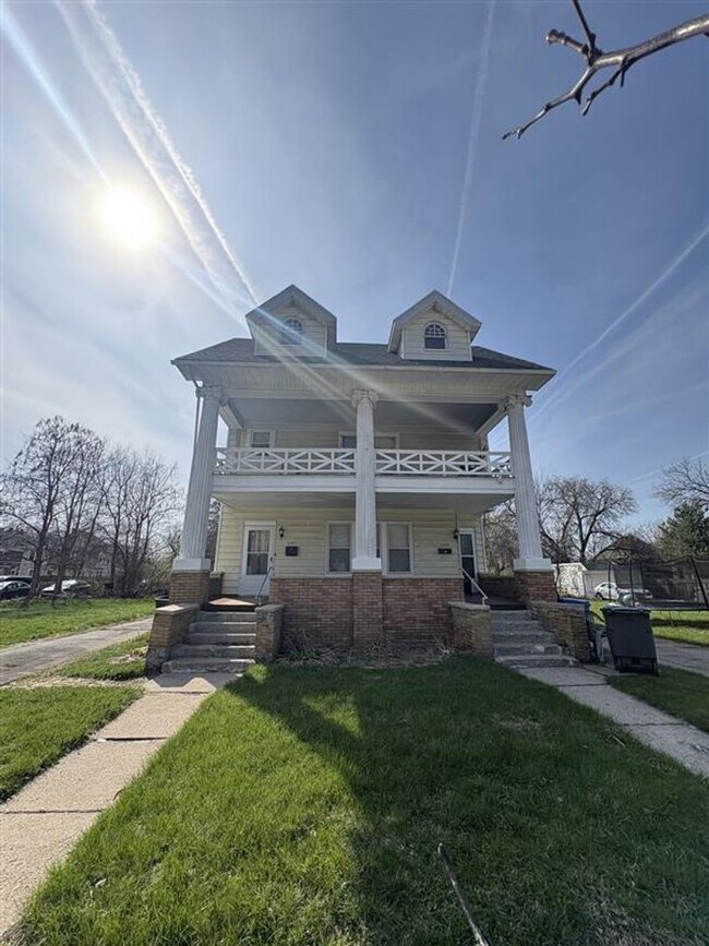 Building Photo - 2447-2449 Maplewood Ave