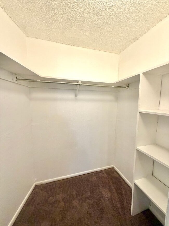 Building Photo - Quiet and private 1 bedroom on the 1st floor - in Glendale