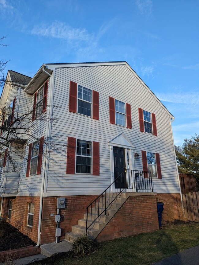 Building Photo - Beautifully maintained END UNIT townhouse ...