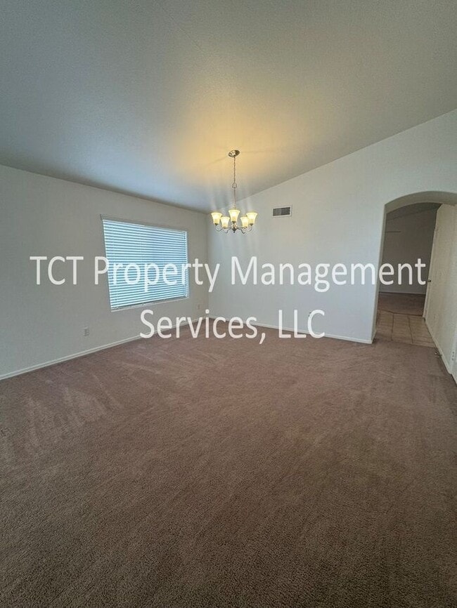 Foto del edificio - Spacious Open Concept 3 bedroom, 2 bath Ho...