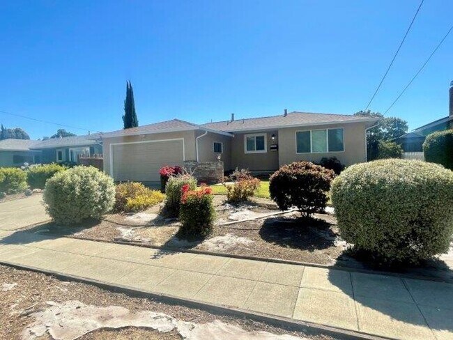 Foto del edificio - 3-Bedroom 2 Bathroom Home in Irvington Fre...