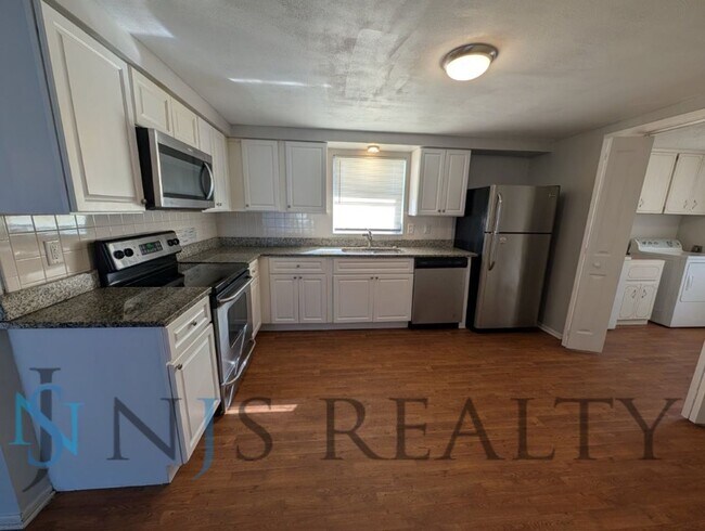 Foto del edificio - 3/2/1 1508 Sq. Ft. LARGE Corner Lot home: Updated Kitchen & Baths, NEW paint, NEW floors, Fenced ...