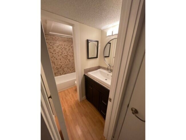 Foto del edificio - 6910 Hart Ln