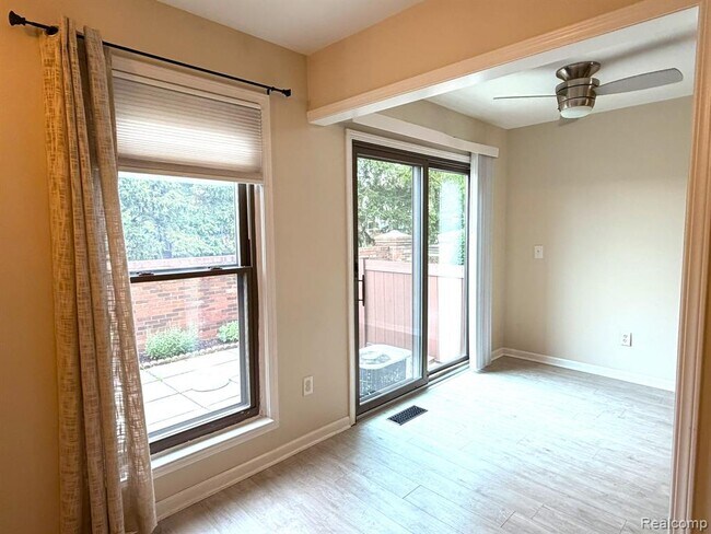 Foto del edificio - 41090 Southwind Dr