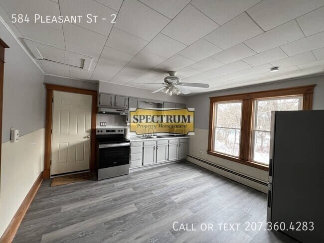 Building Photo - 584 Pleasant St