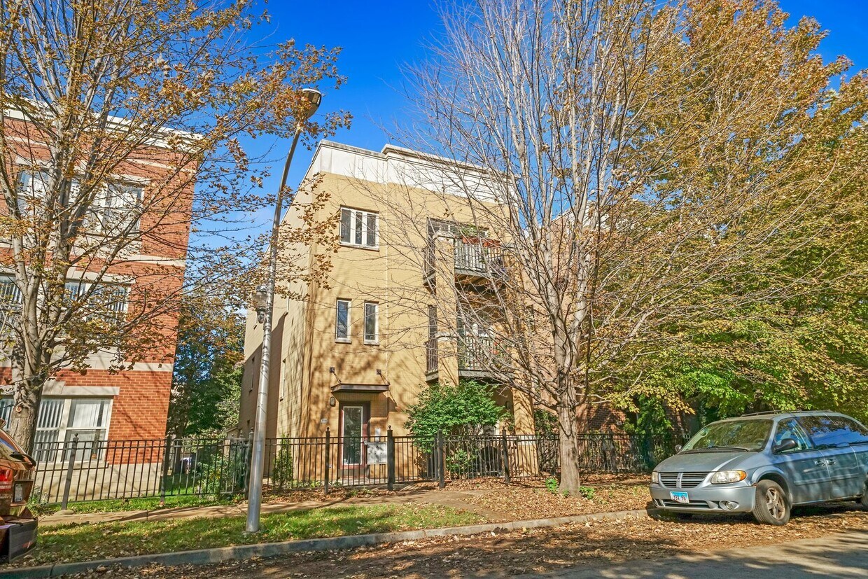 1118 W Washburne Ave Unit 301, Chicago, IL 60608 Condo for Rent in