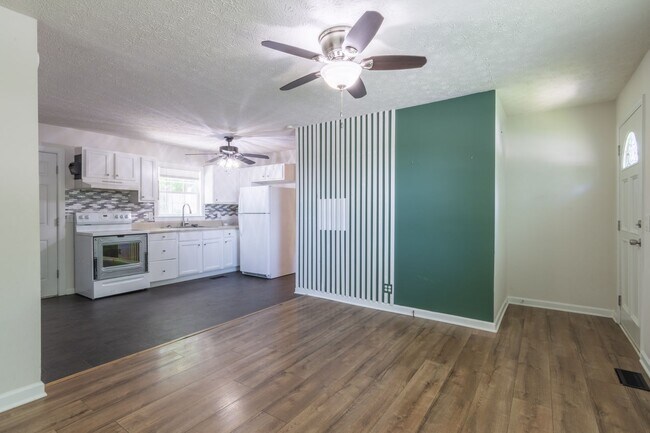 Building Photo - For Lease - 3 Bedroom 2 Bath, 1000 Sqft, L...
