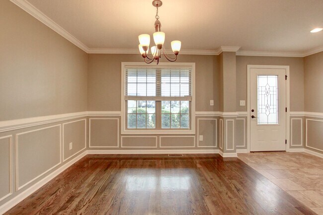 Building Photo - Executive Home on Cul de sac off exit 8.  Hurry.