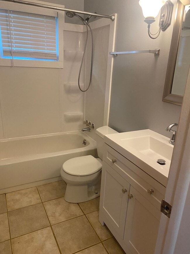 Building Photo - 2 bed, 1 bath ranch with partially finishe...