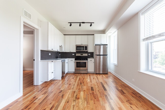 Building Photo - 645 W Wrightwood Ave