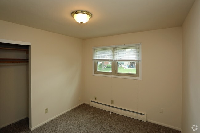 Third bedroom - Oak Park Apartment Homes