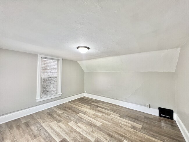 Foto del edificio - 819 St Lawrence Ave