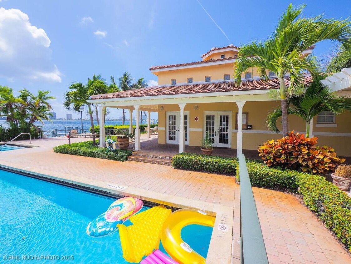 Foto principal - 1040 Lake Shore Dr