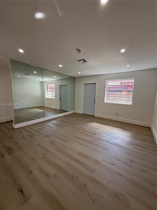 Building Photo - 3610 SW 25th Ter