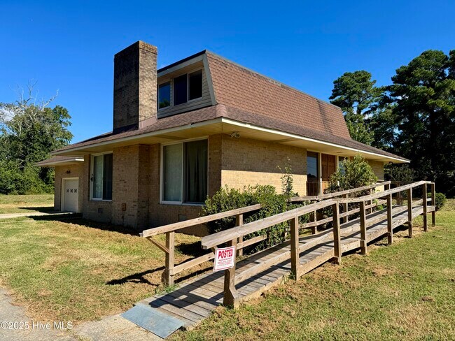 Foto del edificio - 1718 River Rd