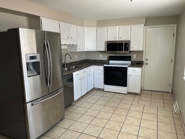 Foto del edificio - Lovely 5-bedroom, 2-1/2 bath home.  Centrally-located in Longmont with convenient access to shopp...
