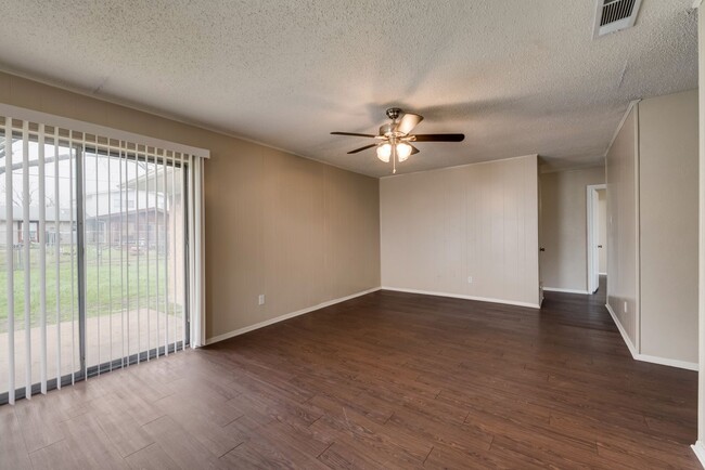 Building Photo - Move in ready Garland home with 4 bedrooms!