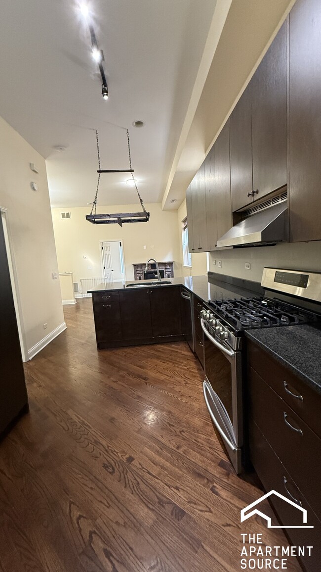Building Photo - 1010 S Oakley Ave