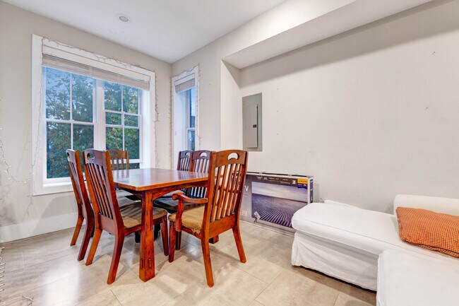 Foto del edificio - 1346 Kenyon St NW