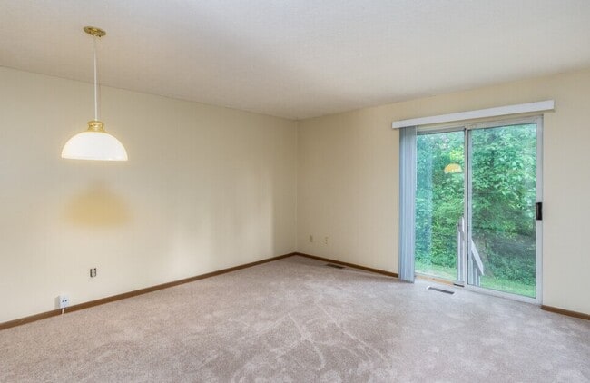 Building Photo - 2470 Wrens Dr S