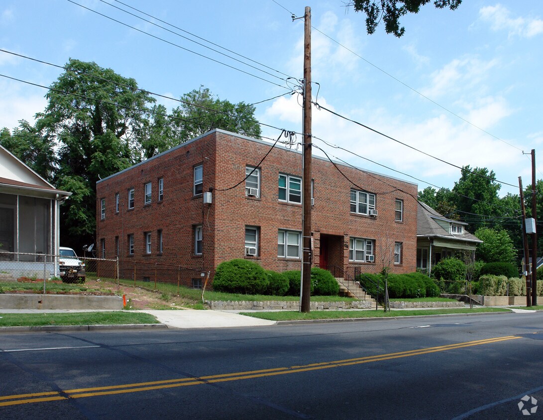 Foto principal - 3236 Minnesota Ave SE