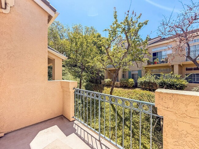 Foto del edificio - SD: 2BD/2BA Townhome with Private Balcony, 2-Car Garage, and Loft!