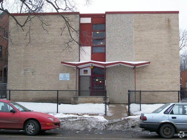 Building Photo - 2022 S Park Ave