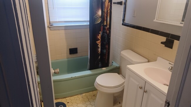 Building Photo - 1106 Barrie Ave