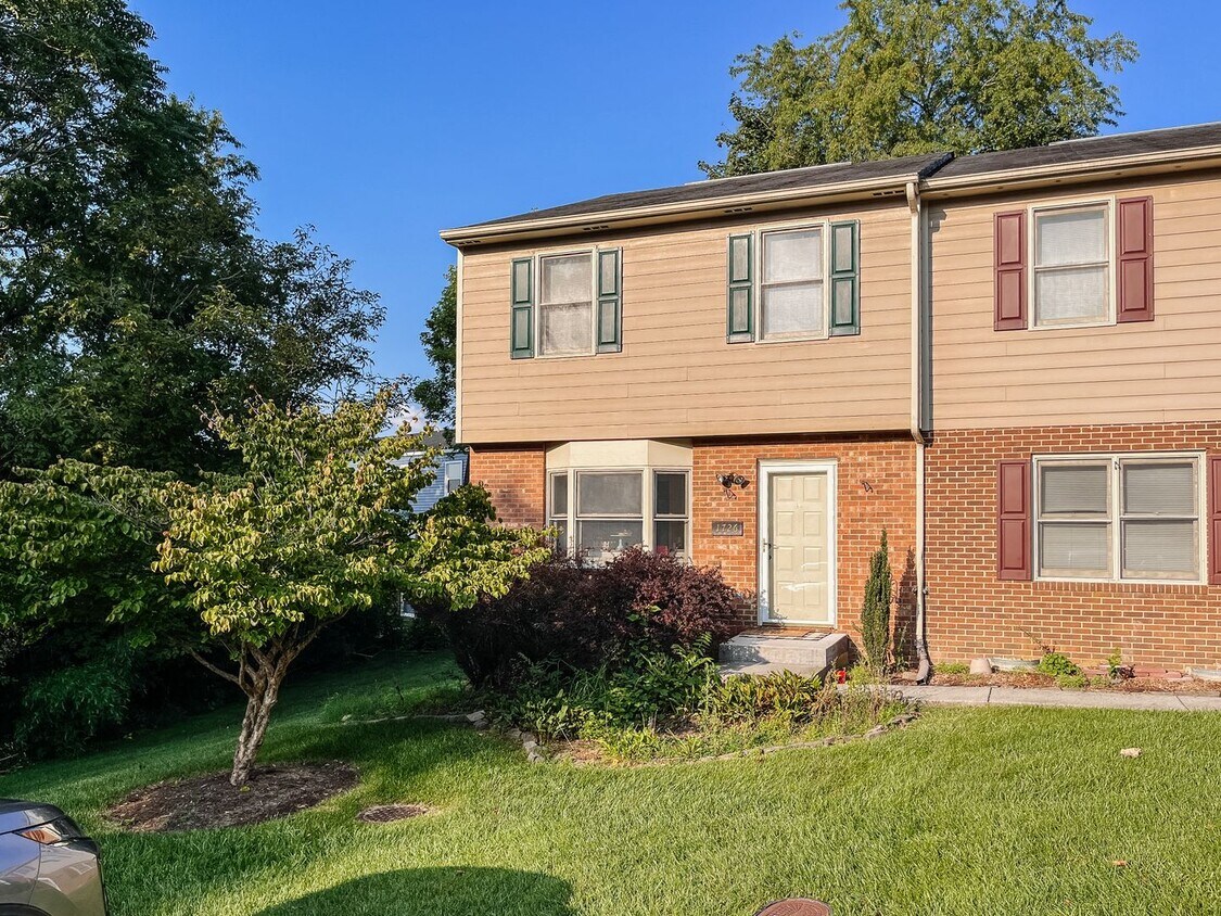 Building Photo - 3 Bedroom, 2 Bath Townhouse