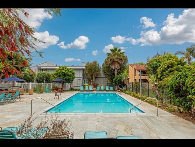 Foto del edificio - 1 Bedroom + Loft Condo in Huntington Beach