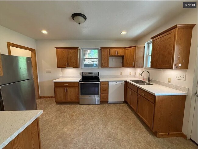 Building Photo - 635 Valley St