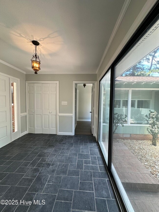Building Photo - 106 Lake Dr