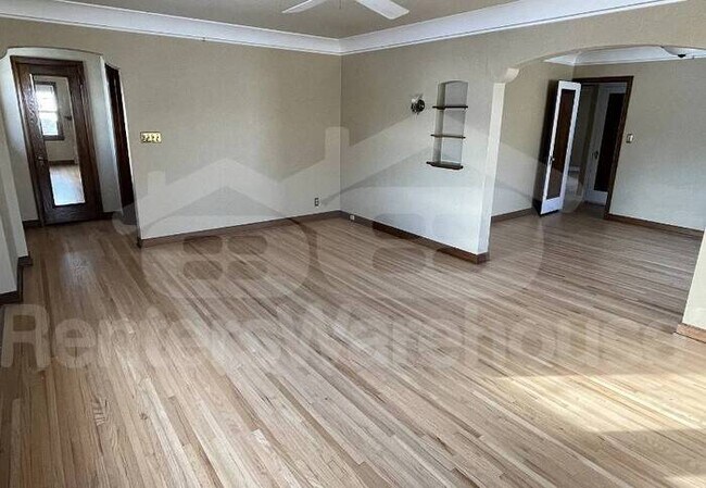 Building Photo - 2 Bed/1 Bath Upper Duplex in Minneapolis