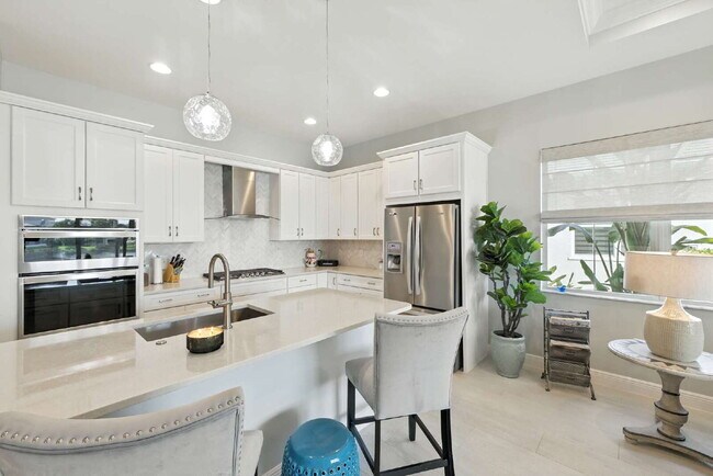 Foto del edificio - AZURE AT HACIENDA LAKES - 2 bedroom spacio...