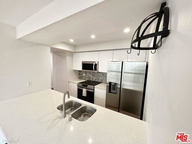 Building Photo - 2 br, 2 bath Condo - 911 N Kings Rd Apt 221