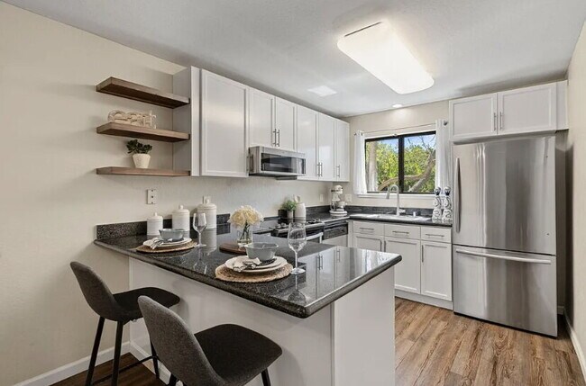 Foto del edificio - Norfolk Pine luxury floors, designer paint...
