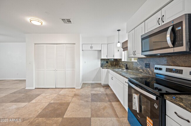 Building Photo - 2946 W Villa Maria Dr