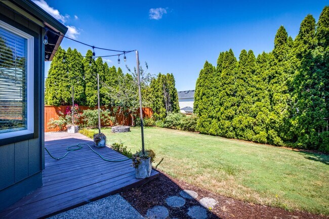 Building Photo - Central Air Anyone?  Amazing 3 Bedroom 2.5...