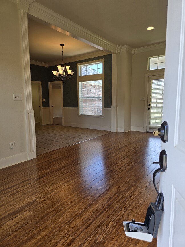 Building Photo - 15298 Wagon Wheel Cir