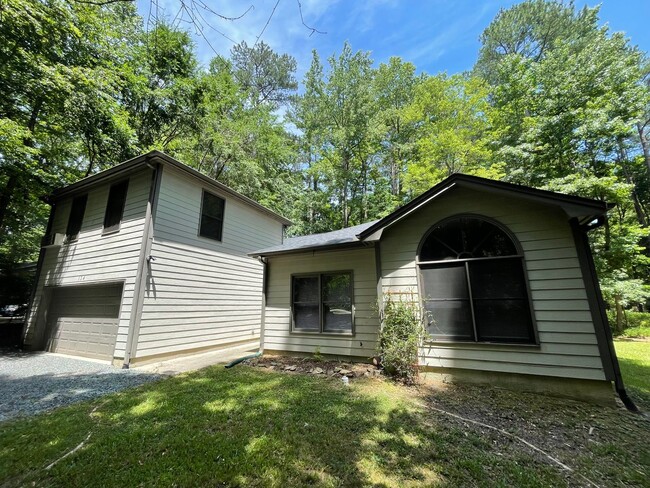 Building Photo - Charming, updated 3br house w/ separate ga...