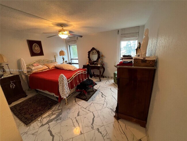 Foto del edificio - 4800 Bayview Dr