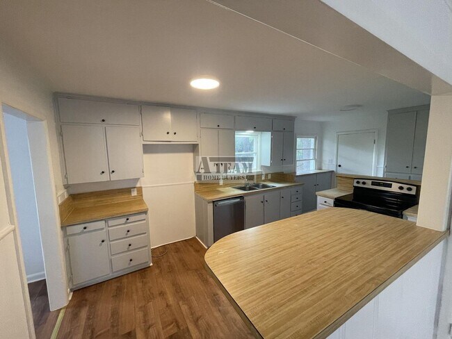 Foto del edificio - Newly updated 3 Bedroom 2 Bath located in ...