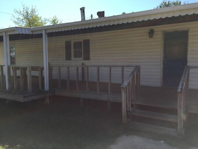 Building Photo - MASSIVE backyard: